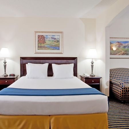 Holiday Inn Express & Suites Chesapeake By Ihg Exterior photo