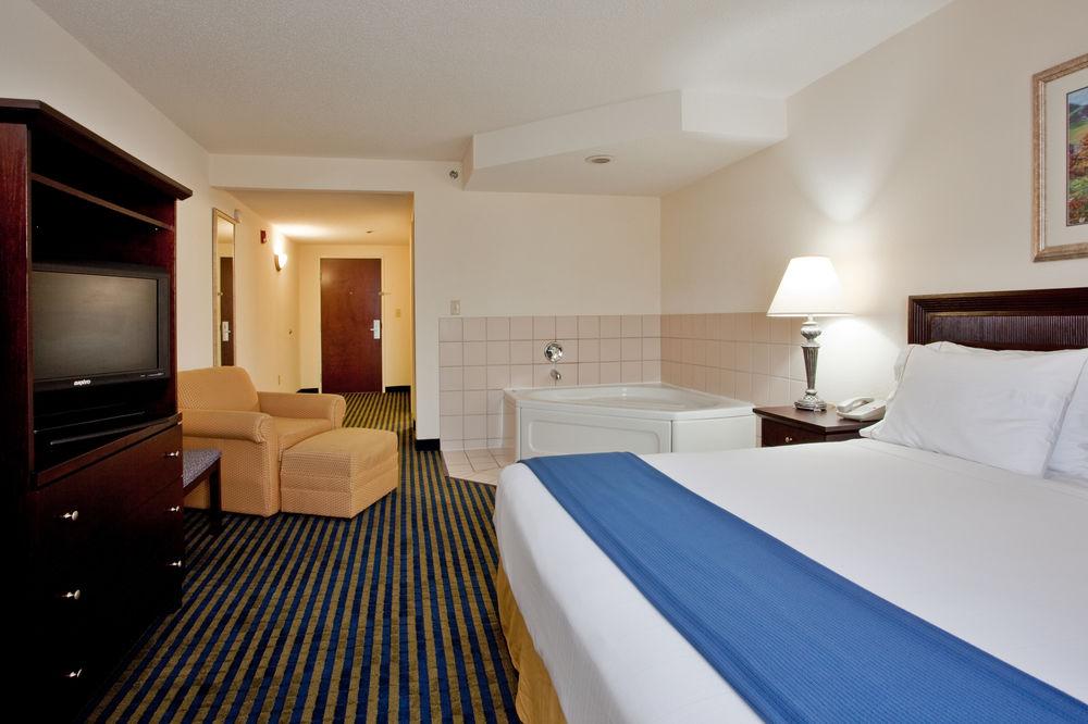 Holiday Inn Express & Suites Chesapeake By Ihg Exterior photo