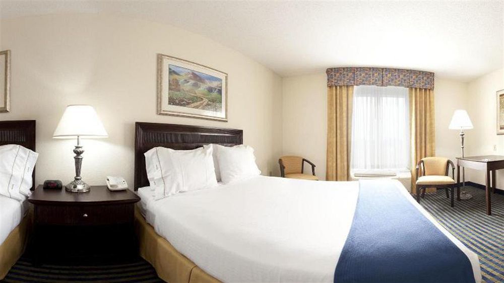 Holiday Inn Express & Suites Chesapeake By Ihg Exterior photo