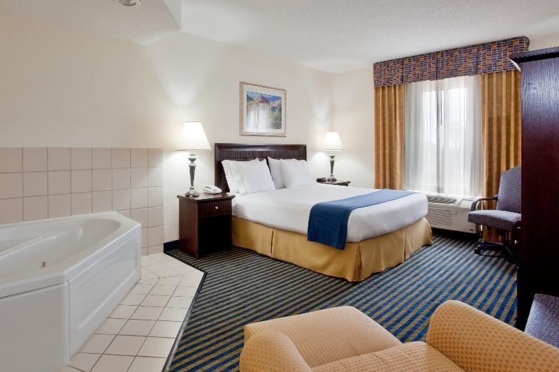 Holiday Inn Express & Suites Chesapeake By Ihg Exterior photo